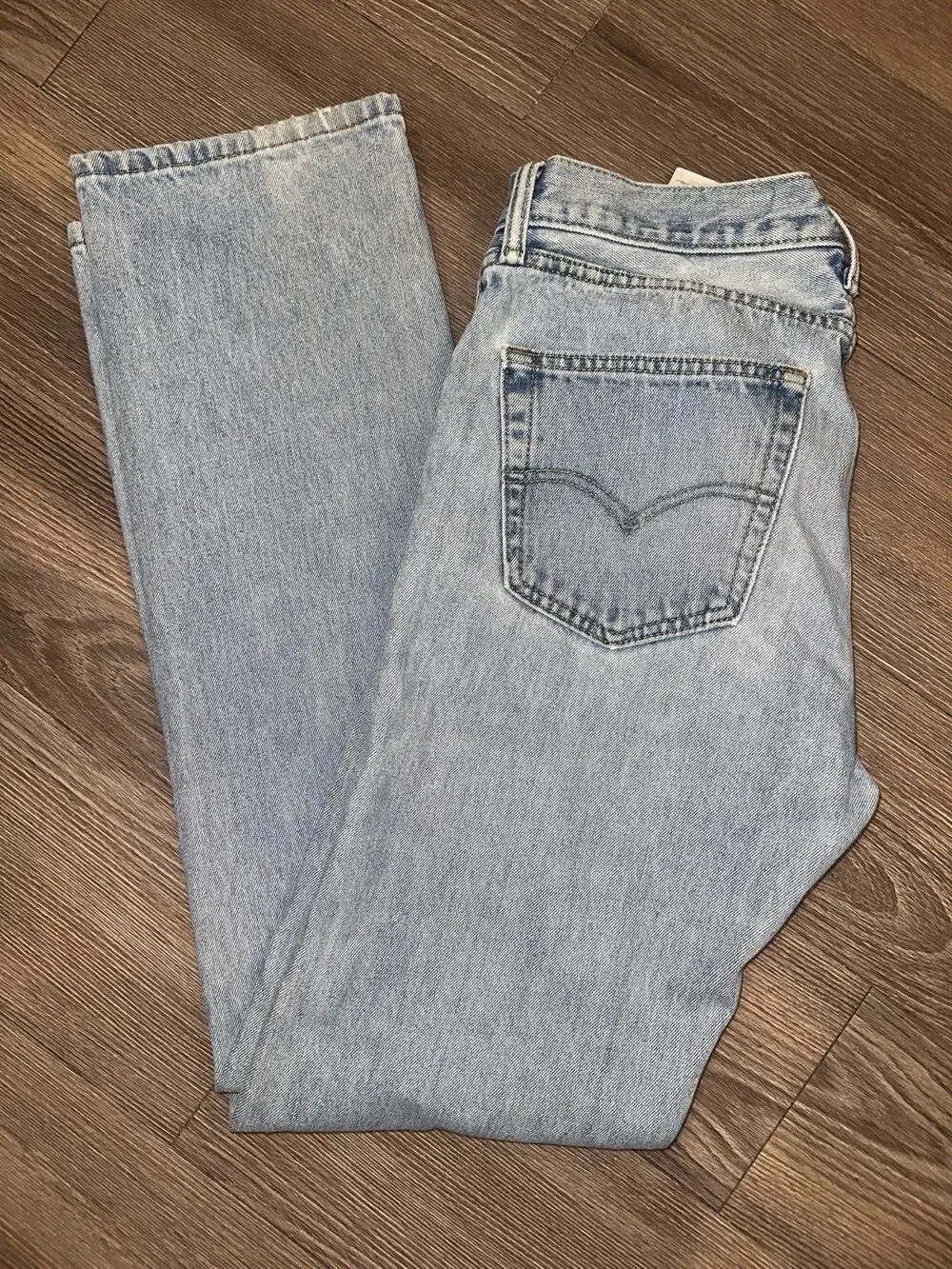Levi's 505 straight fit jeans in a light wash finish 31Wx34L